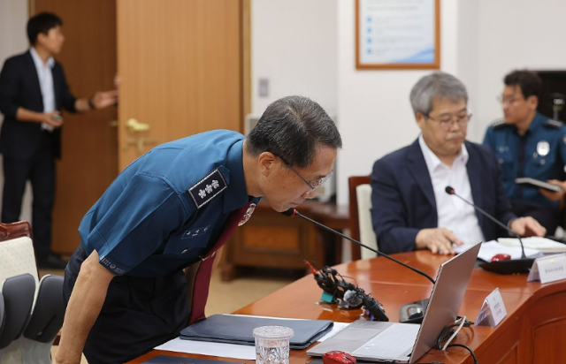 유재성 경찰청장 직무대행이 10일 서울 서대문구 경찰청에서 경찰 수사 신뢰제고를 위한 쇄신 방안 등을 논의하는 경찰 지휘부 화상회의에 참석하고 있다 사진연합뉴스