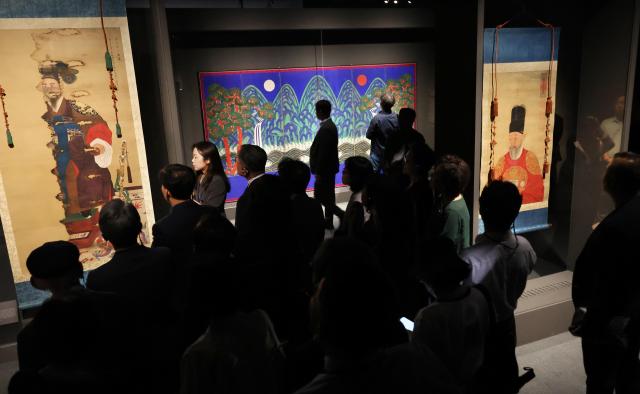 6일 부산 남구 부산박물관에서 열린 제48차 유네스코 세계유산위원회 개최 기념 특별기획전 조선의 기록과 문화 만세萬世에 전하노니 개막식에서 관람객들이 철종 어진왼쪽과 영조 어진오른쪽일월오봉도가운데를 살펴보고 있다 사진연합뉴스