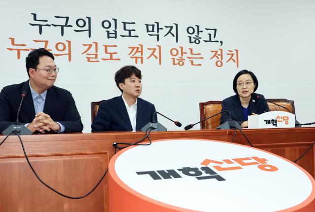 한성숙 국무총리가 10일 국회에서 취임 인사차 개혁신당을 방문해 이준석 대표 천하람 원내대표와 얘기를 나누고 있다 사진연합뉴스