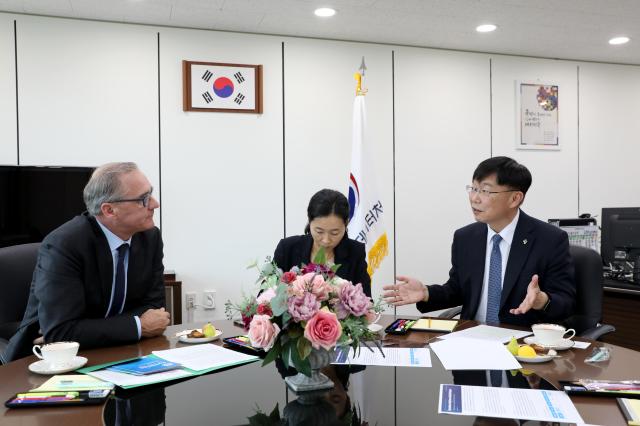 안형준 국가데이터처장오른쪽이 지난달 29일 서울 강남구 나라셈도서관 집무실에서 버트 크로즈 국제통화기금 통계국장과 데이터 거버넌스 빅데이터 및 AI 등의 주제를 논의하고 있다 사진연합뉴스