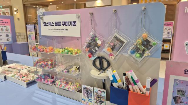인스탁스 미니 13 팝업스토어 내부에 마련된 인스탁스 미니 꾸미기존 사진한국후지필름