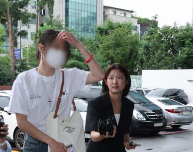 잠실 개표소 입구 막은 '올다르크' 경찰 출석..."증거보전 결정 우선"