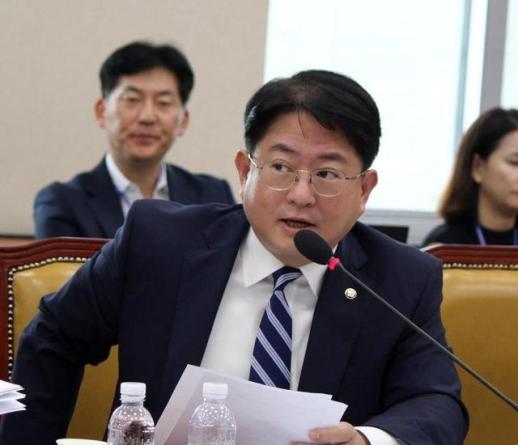 Park Min-kyu rút lại dự thảo sửa đổi luật lao động cho phép trả thưởng bằng tiền địa phương
