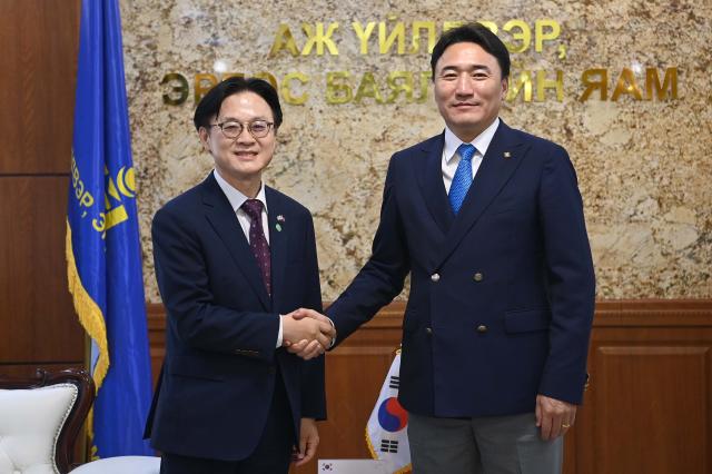 김정관 산업통상부 장관이 10일현지시간 몽골 울란바타르에서 몽골 산업광물자원부 장관과의 면담에 앞서 기념촬영을 하고 있다 사진산업통상부