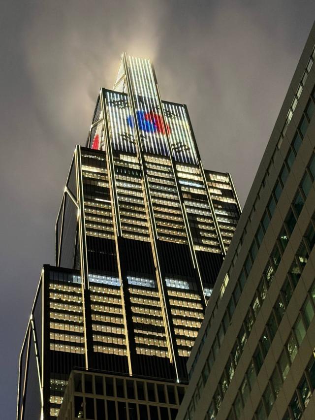 Cờ Tổ quốc được thắp sáng trên đỉnh tòa nhà 270 Park Avenue, nơi đặt trụ sở JP Morgan tại Manhattan, New York. Ảnh: SK Hynix