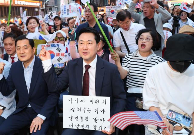 장동혁 국민의힘 대표가 지난 8일 오후 인천 남동구 구월로데오광장에서 열린 인천 참정권수호 민주화운동 집회에 참석해 구호를 외치고 있다 사진연합뉴스