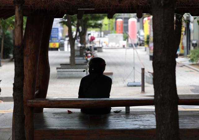 전북 전역에 폭염주의보가 내려진 10일 오후 전북 전주시 완산구 효자동에서 배달 라이더가 그늘 아래에 앉아 휴식을 취하고 있다사진연합뉴스