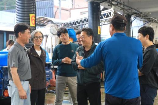 김원학 삼척시의회 의장, 새벽 어판장·번개시장 찾아 민생 현장 점검…수산업 활력 회복 위한 정책 마련에 힘쓰겠다