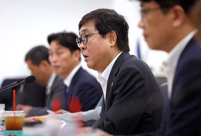 최휘영 문화체육관광부 장관이 10일 서울 종로구 국립현대미술관 서울관에서 열린 메가박스중앙 회생절차 개시 관련 영화계 유관업체 간담회에서 발언하고 있다 사진문화체육관광부
