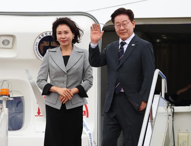 몽골 국빈 방문 일정을 마치고 귀국하는 이재명 대통령과 김혜경 여사가 11일현지시간 울란바타르 칭기즈칸 국제공항 공군 1호기에서 환송객들을 향해 인사하고 있다 사진연합뉴스