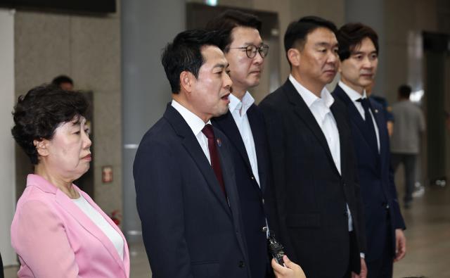 10일 장윤기 사건과 관련해 경찰청을 항의 방문한 국민의힘 장동혁 대표와 의원들이 유재성 경찰청장 직무대행과의 면담장에 취재진 보좌관 등의 출입을 막으며 비공개를 요청하는 경찰과 대치하다 발언하고 있다 사진연합뉴스