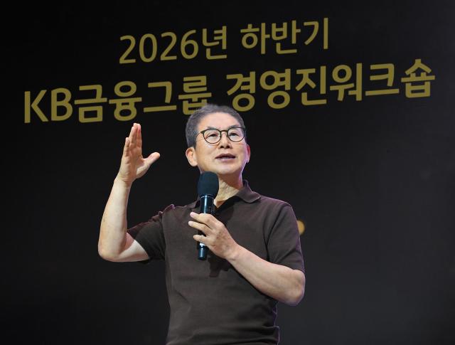 지난 10일 경남 사천 KB 인재니움 연수원에서 진행된 ‘2026년 하반기 그룹 경영진 워크숍’에서 양종희 KB금융그룹 회장이 CEO 특강을 진행하고 있다 사진KB금융그룹