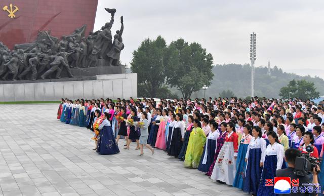 平壌に到着した朝鮮社会主義女性同盟第8回大会参加者が万寿台の金日成・金正日像に献花したと朝鮮中央通信が12日報じた。写真=聯合ニュース