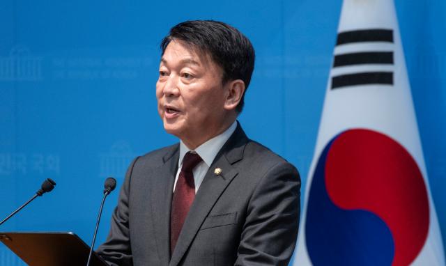 안철수 국민의힘 의원이 12일 국회에서 기자회견을 열고 한동훈 무소속 의원의 국민의힘 복당 반대 의사를 밝히고 있다 사진연합뉴스