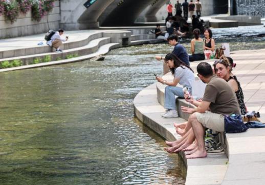 South Korea bakes as life-threatening heat warning debuts