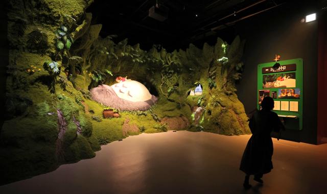 11일 제주시 구좌읍 송당리 제주동화마을에서 스튜디오 지브리展 in Jeju가 공식 개막했다 개막식 직후 전시 관계자가 전시관 내부를 둘러보고 있다사진연합뉴스