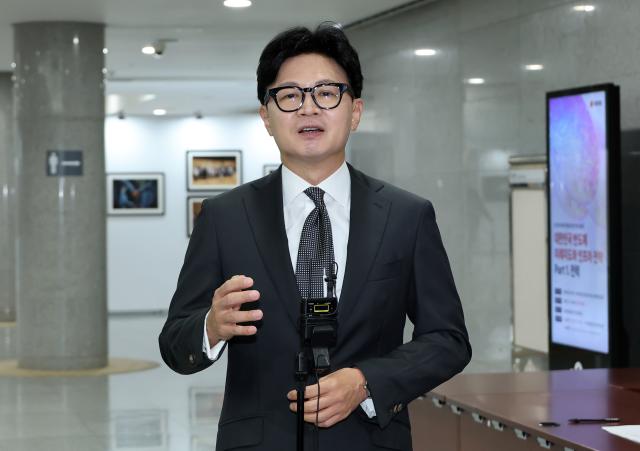 한동훈 무소속 의원이 지난 9일 국회 의원회관에서 기자들의 질문에 답하고 있다 사진연합뉴스