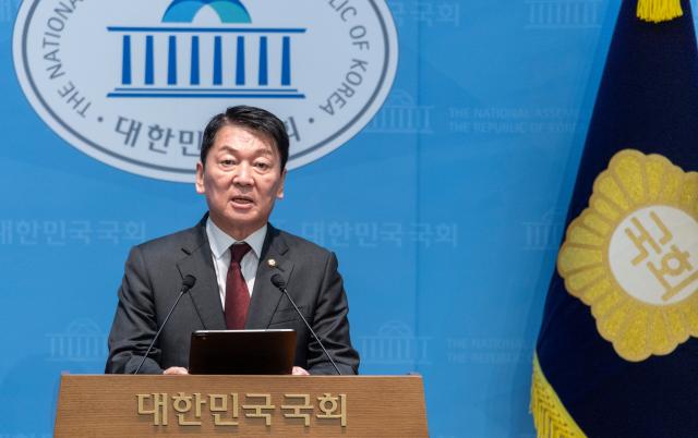 안철수 국민의힘 의원이 12일 국회에서 기자회견을 열고 한동훈 무소속 의원의 국민의힘 복당 반대 의사를 밝히고 있다 사진연합뉴스