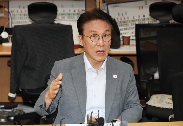 더불어민주당 당 대표 경선에 출마한 김민석 전 국무총리가 지난 10일 전북도청에서 기자간담회를 하고 있다사진연합뉴스