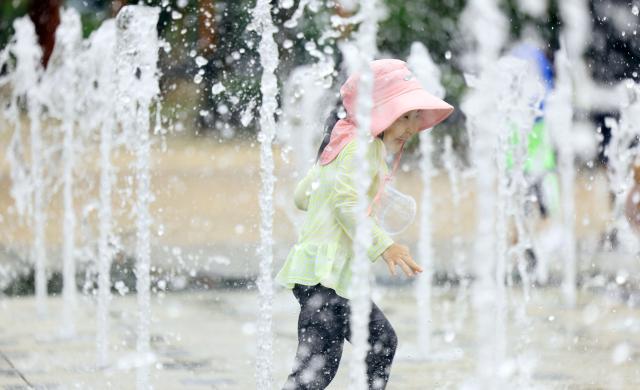 12일 경북 경산시 삼성현역사문화공원에서 어린이들이 물놀이를 즐기고 있다 사진연합뉴스
