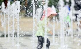 Dự báo thời tiết: Thứ Hai tiếp tục nắng nóng, cảm giác 35 độ và có mưa rào tại khu vực thủ đô