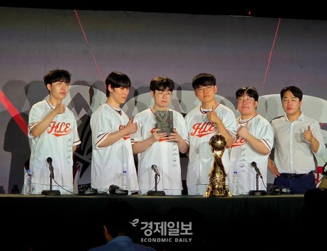 12일 한화생명e스포츠가 대전 컨벤션센터에서 진행된 MSI를 우승한 후 기념 사진을 찍고 있다 사진류청빛 기자