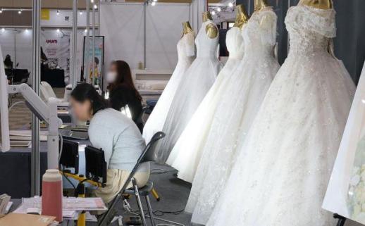 Phụ nữ Hàn Quốc kết hôn khi không có việc làm giảm mạnh, phụ nữ làm nghề chuyên môn lần đầu vượt xa nhóm nội trợ và sinh viên
