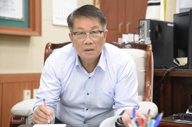 조웅희 강원 화천군의회 의장이 지난 12일 오후 화천군의회 의장실에서 아주경제와 인터뷰를 갖고 체류형 관광을 통한 지역경제 활성화와 의회의 지원 방안에 대해 설명하고 있다사진박종석 기자