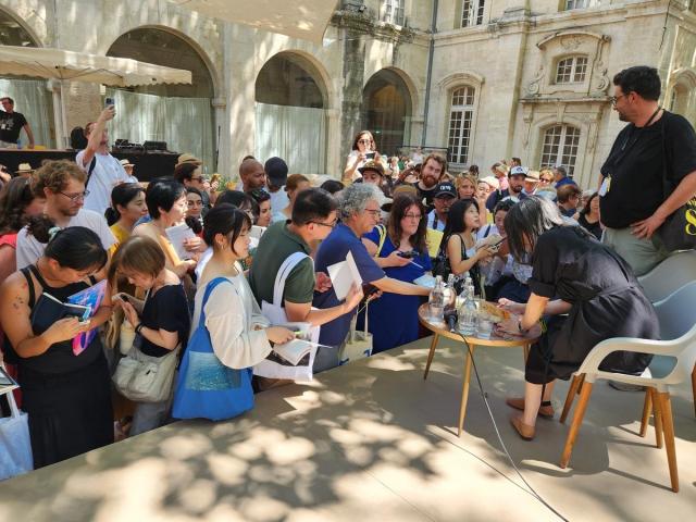 Nhà văn Han Kang ký tặng độc giả sau buổi giao lưu tại Liên hoan Sân khấu Avignon lần thứ 80 Avignon Pháp  Yonhap News Phóng viên Song Jin-won Nhà văn Han Kang ký tặng người hâm mộ sau sự kiện “Gặp gỡ tác giả” diễn ra ngày 12 giờ địa phương trong khuôn khổ Liên hoan Sân khấu Avignon lần thứ 80