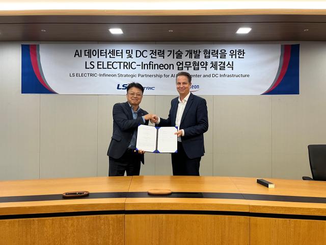 LS일렉트릭은 지난 10일 경기도 안양 LS일렉트릭 RD캠퍼스에서 AI 데이터센터와 직류DC 전력 기술 개발 협력을 위한 업무협약MOU를 체결했다고 밝혔다 사진은 안길영 LS일렉트릭 생산RBD 총괄부사장왼쪽 안드레아스 바이슬Andreas Weisl 인피니언 테크놀로지스 산업·인프라I2 부문 최고영업책임자CSO 겸 수석부사장오른쪽이 체결식 후 기념촬영을 하는 모습 사진LS일렉트릭