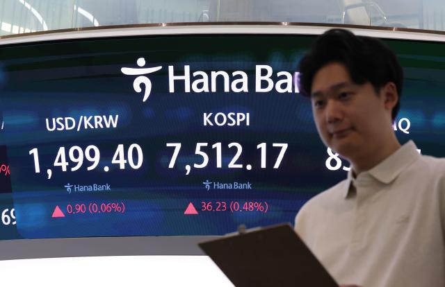 13일 오전 서울 중구 하나은행 본점 딜링룸 사진연합뉴스