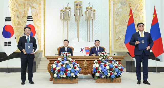 박은식 산림청장왼쪽 첫번째과 첸드 산닥어치르 몽골 환경기후변화부 장관 등이 9일현지시간 울란바타르 정부청사에서 이재명 대통령과 오흐나 후렐수흐 몽골 대통령이 임석한 가운데 기후변화·사막화 및 황사 방지 산림재난 관리와 산림복원을 위한 협력 양해각서MOU를 체결한 뒤 기념촬영을 하고 있다
