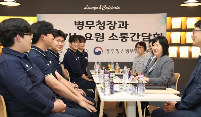 홍소영 병무청장오른쪽 두 번째이 10일 경기 수원시 병역지정업체인 정우엔텍을 방문해 산업기능요원과 간담회 중 현장의 소리를 듣고 있다 사진연합뉴스