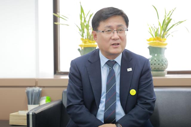 김성환 기후에너지환경부 장관이 아주경제신문과 인터뷰하면서 환경과 산업·에너지는 더 이상 대립하는 개념이 아니다며 기후·에너지·환경 정책을 통합해 탄소중립과 산업 경쟁력을 함께 달성하겠다고 말했다사진유대길 기자 dbeorlf123ajunewscom