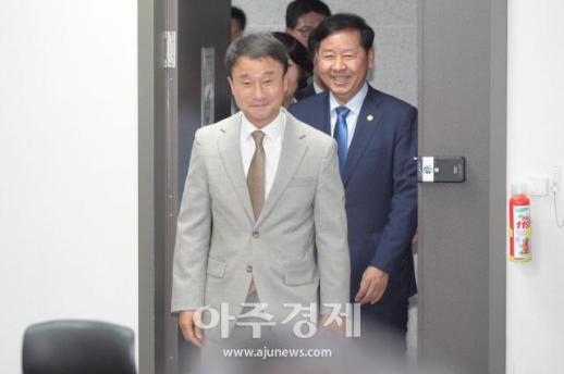 [포토] 2026 하반기 경제성장전략 당정 참석하는 한병도 원내대표·구윤철 경제부총리