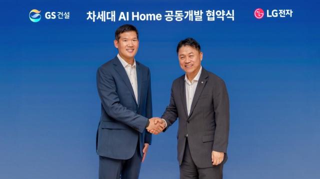 차세대 AI홈 공동개발 업무협약에서 GS건설 허윤홍 대표사진 왼쪽가 기념사진을 촬영하고 있다 사진GS건설