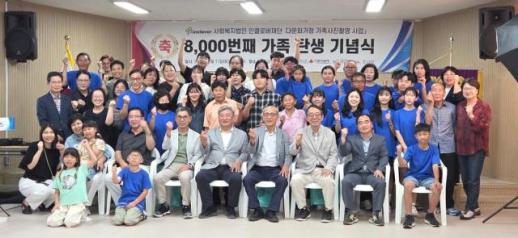 신안서 피어난 8000번째 가족의 미소다문화·취약계층 가족사진 선물  