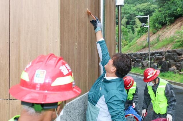 강원 철원군 관계자들이 최근 미국흰불나방과 매미나방 등 돌발해충 발생이 증가한 생활권 산림과 공원 가로수 일원을 대상으로 예찰과 친환경 방제 작업을 실시하며 주민 불편 해소와 산림 피해 예방에 나서고 있다사진철원군