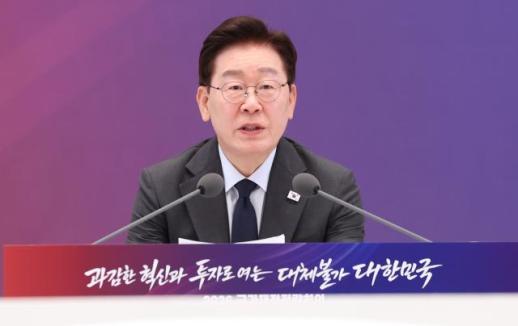 李, 제헌절에 빛의 위원회 출범 행사…12·3 계엄 항거 시민들에 감사장