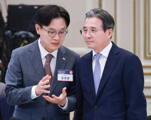 김용범 정책실장오른쪽과 김정관 산업부 장관이 13일 청와대에서 이재명 대통령 주재로 열린 국가재정전략회의에서 대화하고 있다 사진연합뉴스