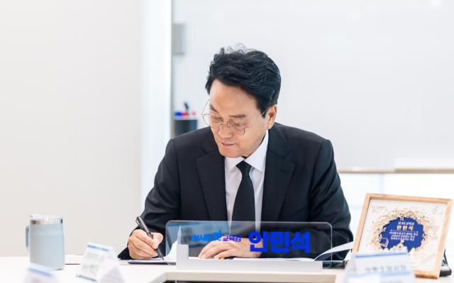 안민석 교육감이 제2호 정책 교권보호단 결재를 하고 있다 사진경기도교육청