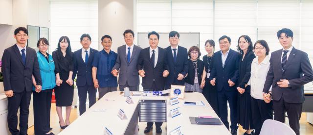 안민석 경기도교육감이 13일 남부청사 집무실에서 제2호 정책 교권보호단 결재를 마치고 교권보호 관련 전문가와 함께 기념촬영을 하고 있다 사진경기도교육청
