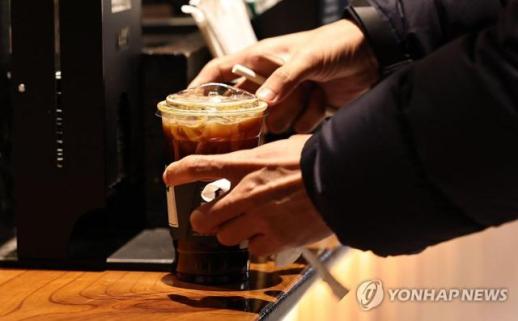 Hơn 23 chuỗi F&B và 150 quán cà phê tại Hàn Quốc cam kết giảm giá cho khách mang cốc cá nhân