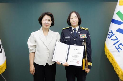 추미애 지사, 허선경 소방정에 임명장...서장급 여성 지휘관 새 역사