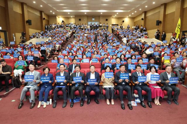 정명근 화성특례시장이 중부권 광역급행철도JTX 추진 촉구를 위한 국회 토론회 참석자들과 함께 중부권 광역급행철도의 조속한 추진을 촉구하는 퍼포먼스를 하고 있다 사진화성시