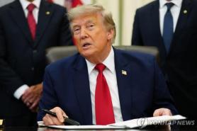 Ông Trump tuyên bố sẽ tiếp tục không kích Iran, gọi bản ghi nhớ ngừng bắn chỉ là "phép thử"