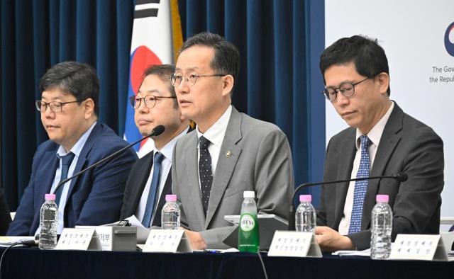 이형일 재정경제부 차관이 10일 정부세종청사에서 열린 하반기 경제성장전략 상세 브리핑에 참석 주요내용을 발표하고 있다사진재경부