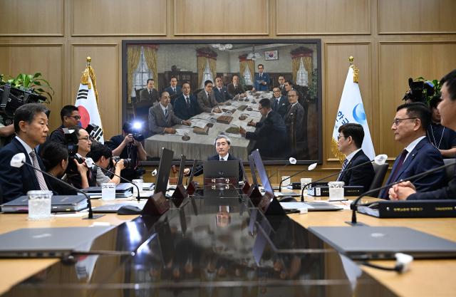 韓国銀行金融通貨委員会の会議の様子