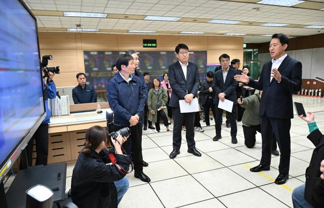 오세훈 서울시장이 지난 4월 서울교통공사 제2관제센터를 방문해 도시철도 통합관제 운영 현황과 차세대 무선통신 기반 열차제어시스템CBTC 도입 계획을 보고받고 있다 오 시장은 이날 출퇴근 혼잡 완화와 도시철도 안전성 강화를 위한 신호체계 혁신의 필요성을 강조했다 사진서울시