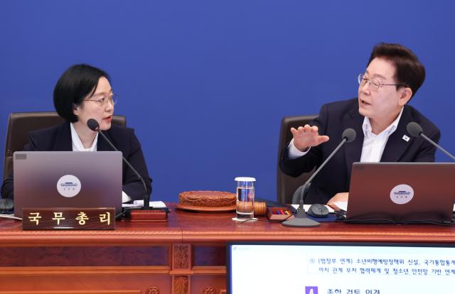 이재명 대통령과 한성숙 총리가 14일 청와대에서 열린 국무회의에서 의견을 나누고 있다 사진연합뉴스